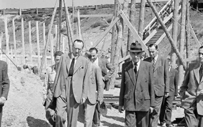 Építőipar - Gerő az épülő vasúti híd építkezésén