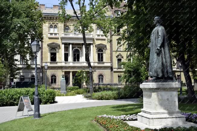 Városkép - Budapest - Nemzeti emlékhely a Múzeumkertben