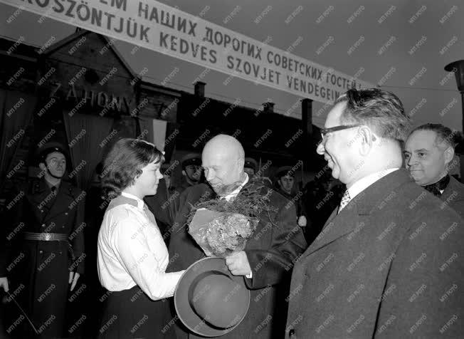 Külpolitika - Hruscsov fogadása a záhonyi vasútállomáson