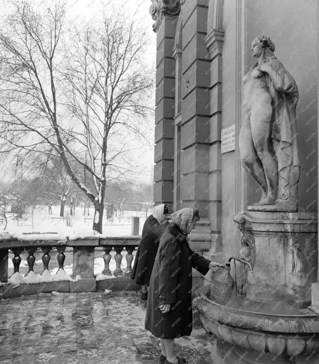 Városliget - Ivókút a Széchenyi fürdő oldalában