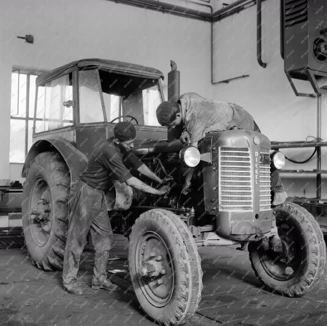 Mezőgazdaság - Traktor szerelők