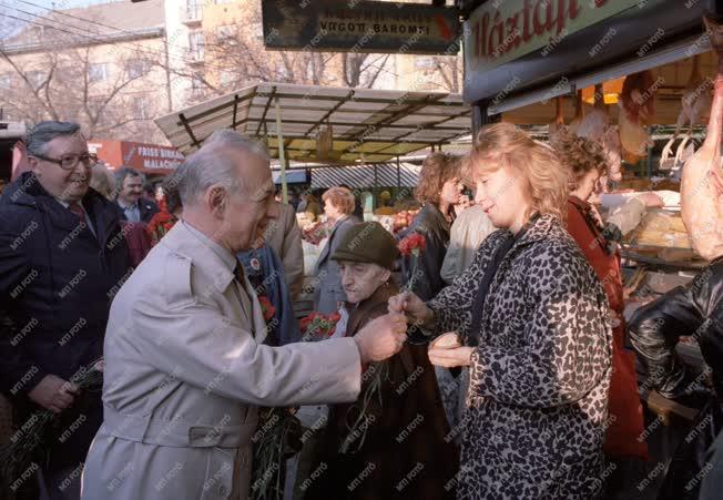 Belpolitika - Nőnap - Nyers Rezső a Lehel piacon