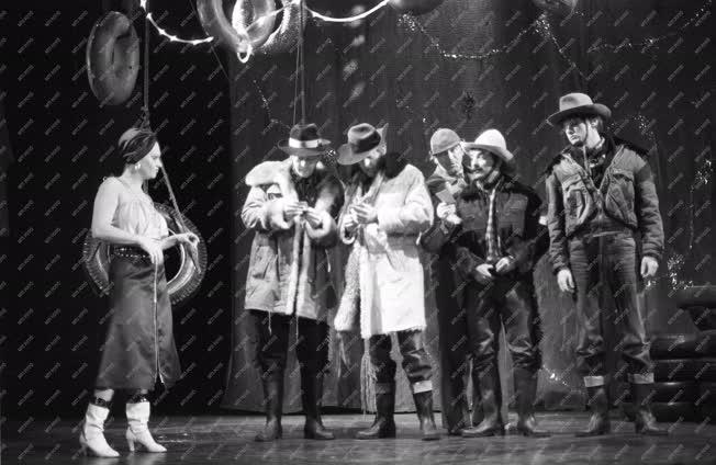 Színház - Brecht-Weill: Mahagonny városának tündöklése és bukása