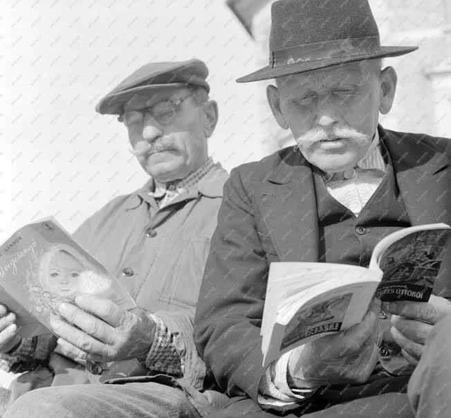 Életkép - Kultúra - Idős férfiak olvasnak a könyheti rendezvényen