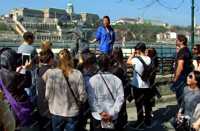 Turizmus - Budapest - Külföldi turisták a Duna parton