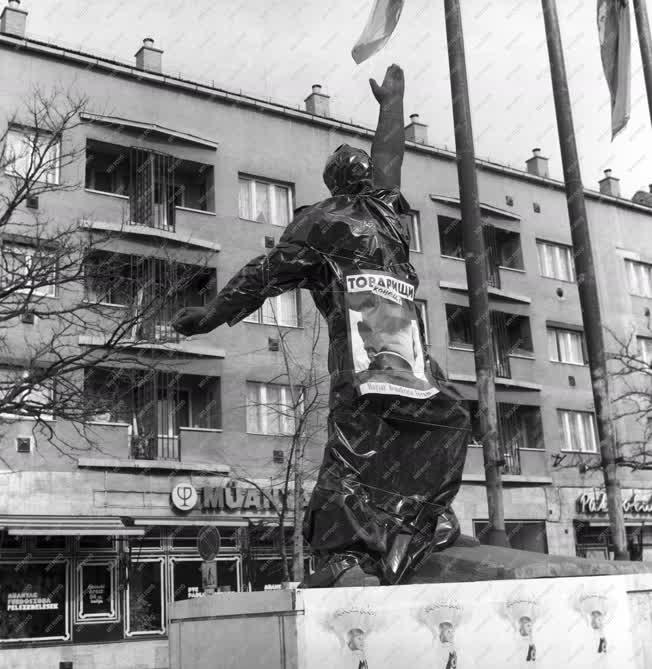 Rendszerváltás - Szolnokon is letakarták a felszabadulási emlékművet