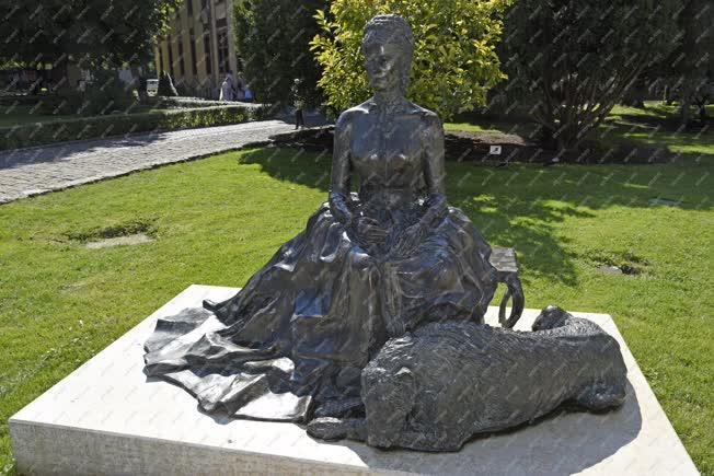 Műalkotás - Budapest - Erzsébet királyné szobra Pesterzsébeten