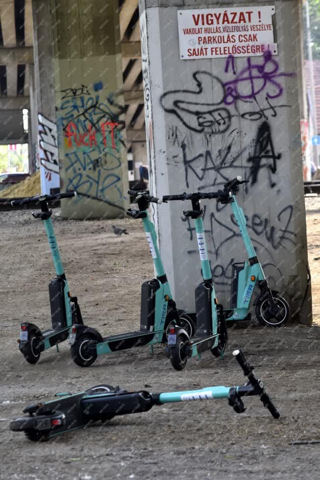 Közlekedés - Budapest - Eldobált elektromos rollerek