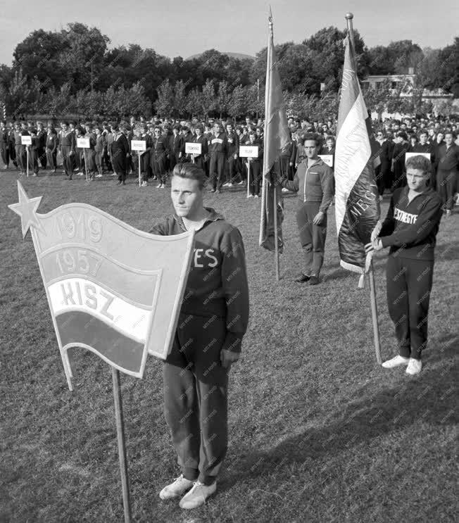 Sport - Falusi Dolgozók IX. Országos Spartakiádja Egerben