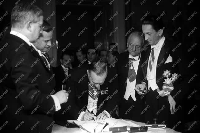 Külpolitika - Magyar-olasz-osztrák szerződés aláírása