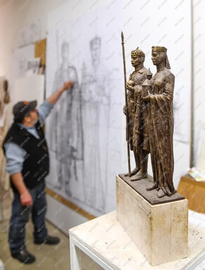 Művészet - Püspökladány - Szent István és Boldog Gizella szobra készül