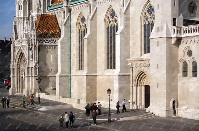 Városkép - Budapest - Turisták a Mátyás-templomnál
