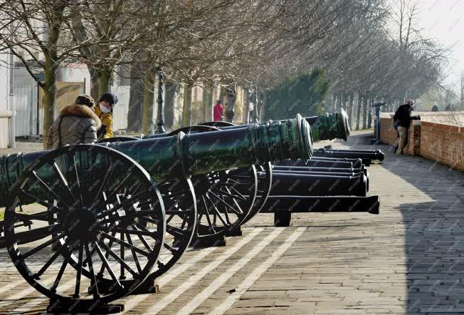 Városkép - Budapest - Történelmi fegyverek a Várban