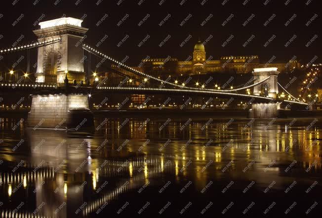 Táj, város - Budapest - A Lánchíd és környéke este