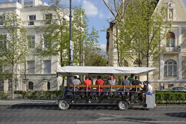 Idegenforgalom - Budapest - Sörbicikli az Andrássy úton
