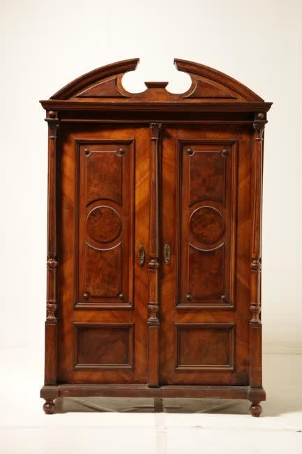 Kétajtós szekrény