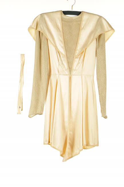 Vajsz szatén drapp mintás   ujjú zsinóros díszes felső és alsószoknya  és őv