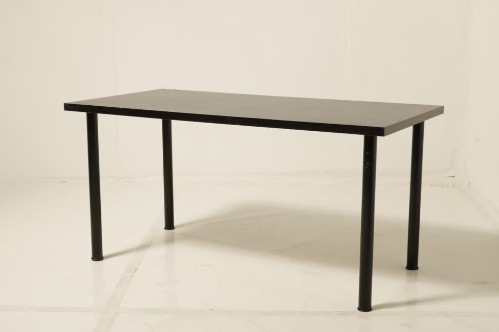 Fekete becsavarható lábú asztal