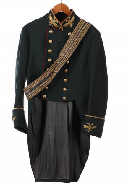  sötétzöld felső és kék őv