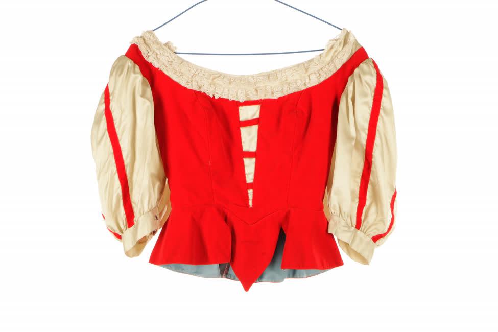 Piros bársony csipkés t,fehér selyem ujjú felső és kék szoknya és selyem alsószoknya