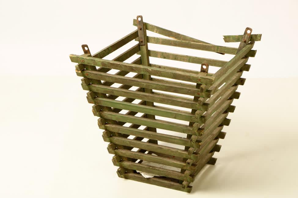 Fa rácsos virágtartó