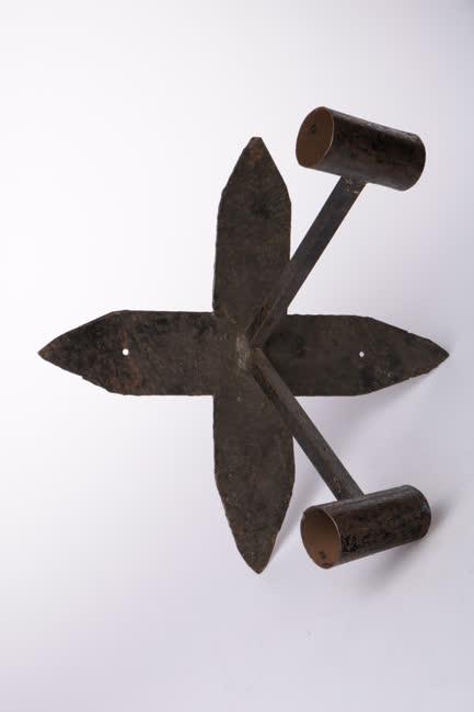 Kovácsoltvas fáklyatartó