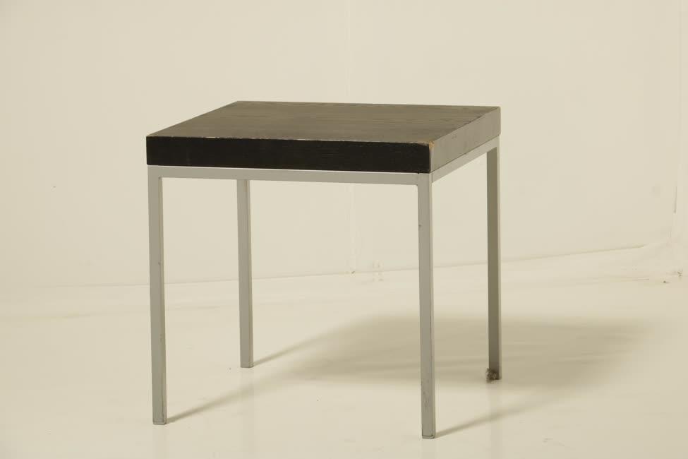 Fémvázas dohányzóasztal