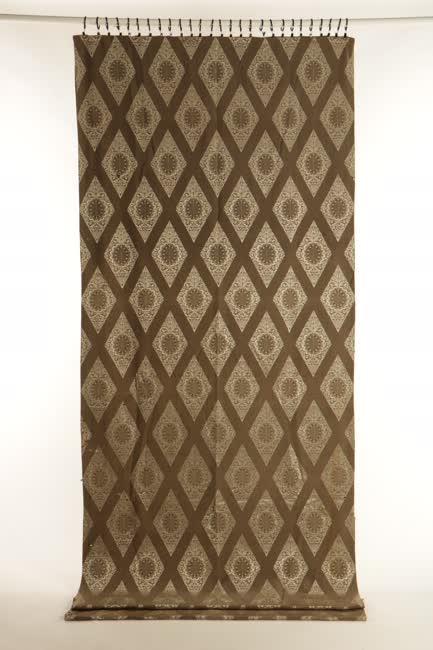 Mintás ezüst brokát