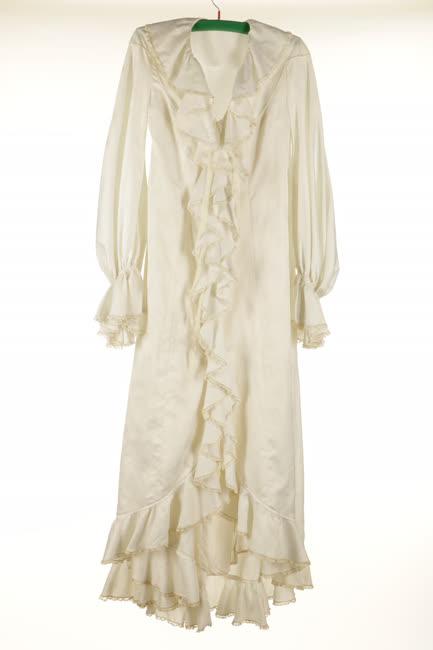 Fehér selyembrokát csipke díszes fodros pongyola és alsóruha