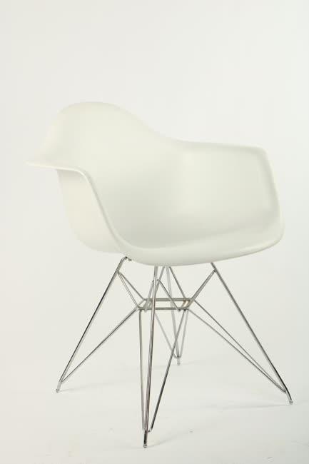 Krómlábú műanyag karosszék