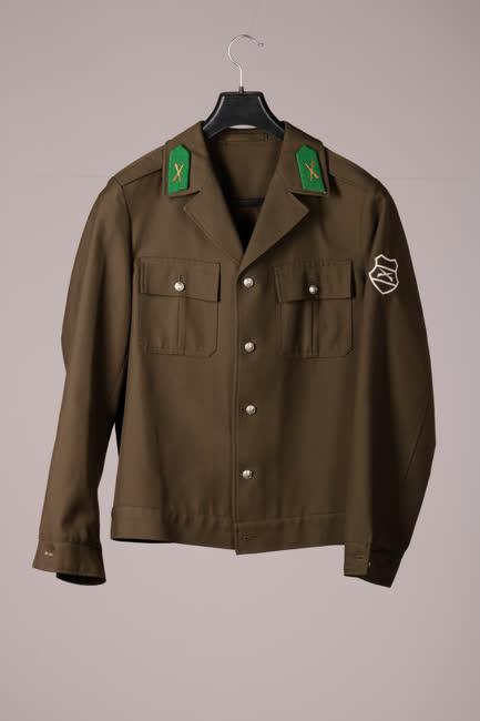 Sötétkhaki egyenfelső és nadrág