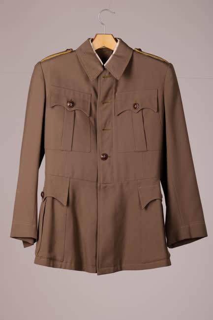  világosbarna egyenfelső és nadrág