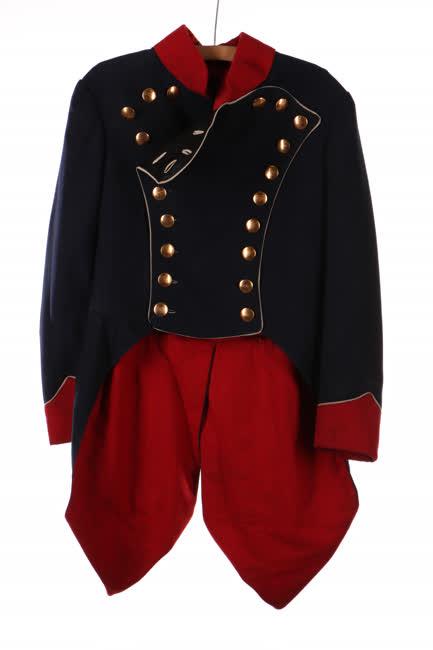 Sötétkék szövet frakk felső és piros epolett