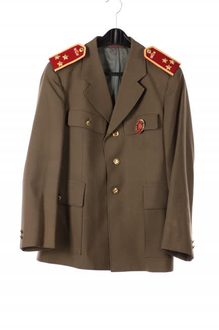 Khaki egyenöltöny és sapka