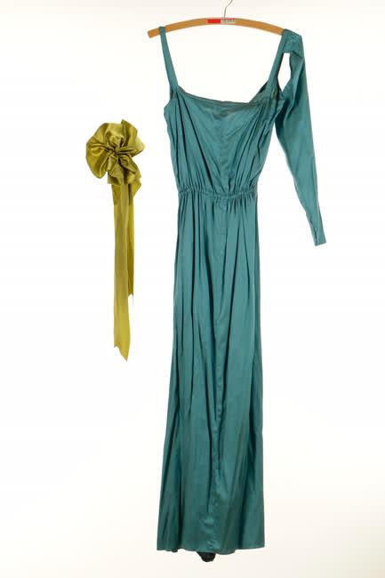 Kék mintás   műszálas ruha és zöld selyem masnis őv