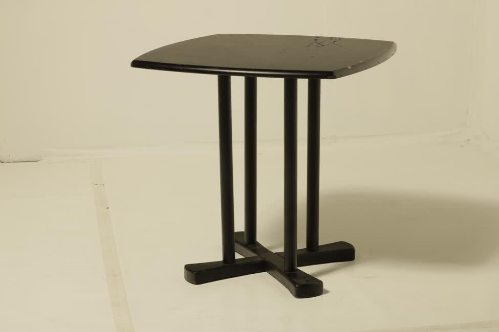 Fekete hőmérőlábú asztal