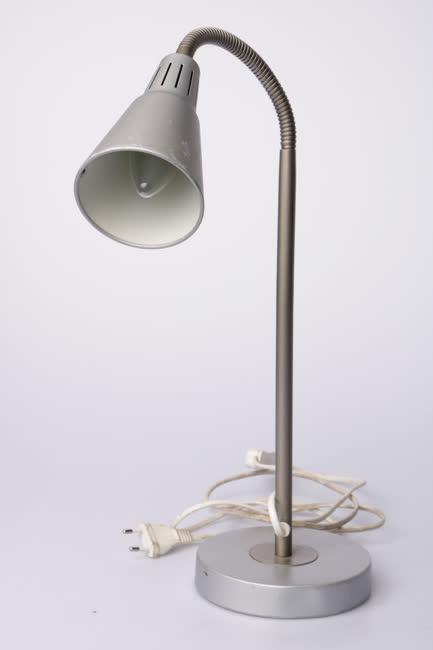 Szürke fém gégecsöves asztali lámpa