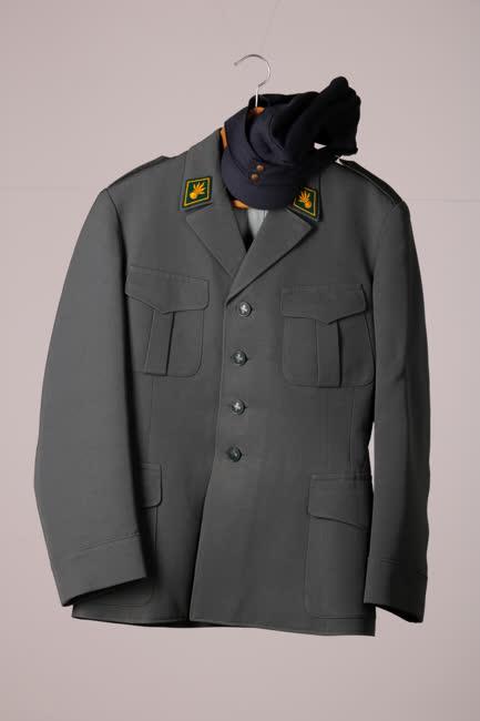 Khaki osztrák egyenfelső és szürke sapka