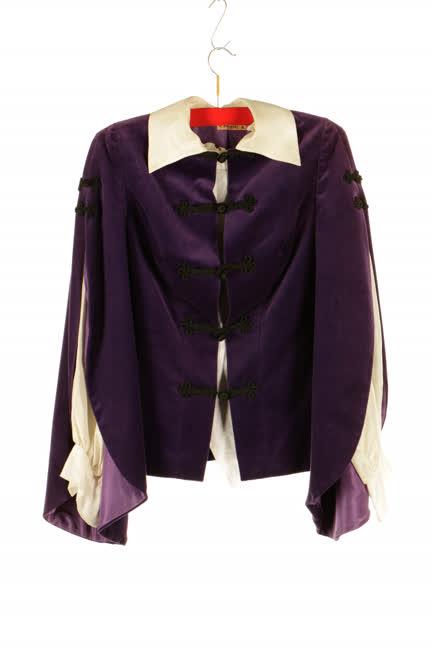  sötétlila  bársony fekete zsinóros fehér ujjú felső és ciklámen vállpántos felső és fehér mintás szoknya