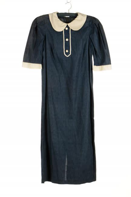 Sötétkék fehér ruha és himzett kötény