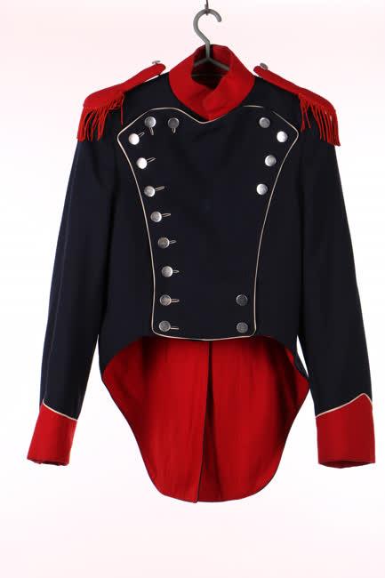 Sötétkék szövet frakk felső és piros epolett