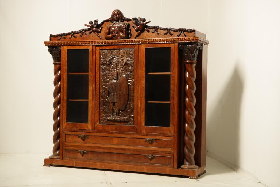 Háromajtós faragott vitrin