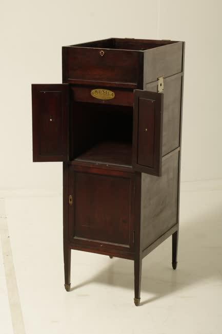 Lemezjátszós szekrény