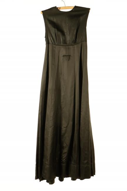 Fekete műszálas ruha és piros fekete kötött cakkos bő ruha