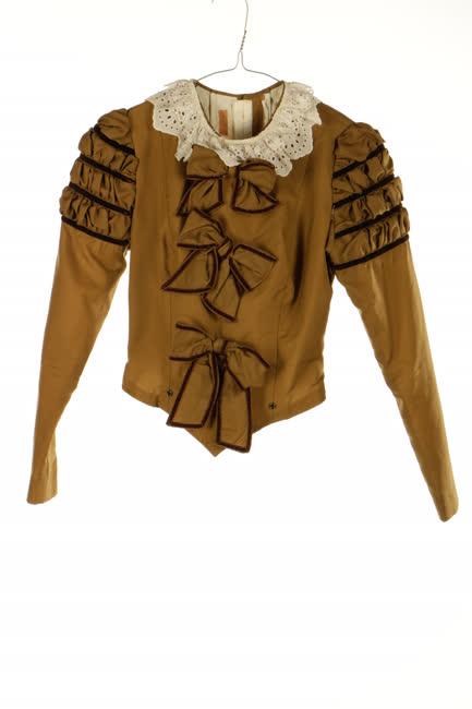 Khaki selyem masnis madeirás 2 részes ruha és himzett díszes fisű