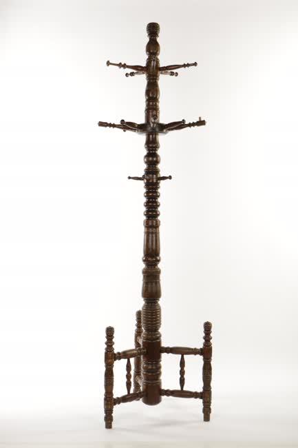 Esztergált álló fogas