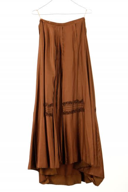 Barna csipke nyakú blúz és barna selyem szoknya