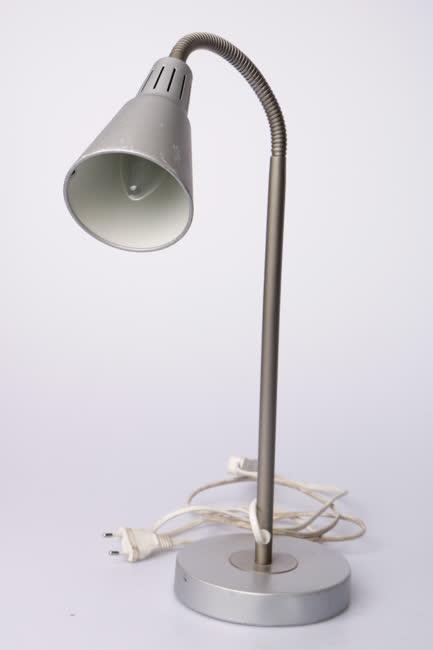 Szürke fém gégecsöves asztali lámpa