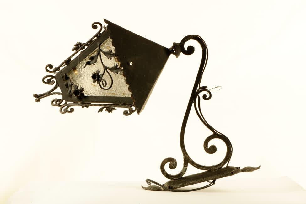 Kovácsoltvas kapulámpa