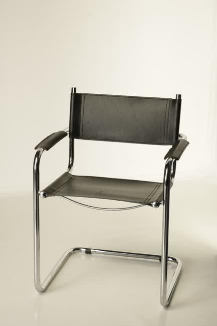 Fekete bőr krómlábú karosszék